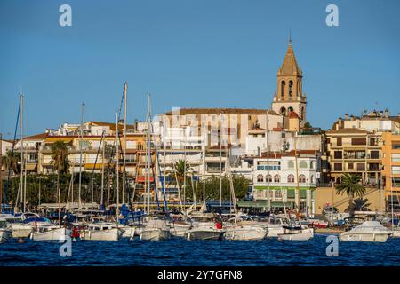 Hafen von Palamós und Kirche Santa Maria del Mar im Hintergrund, Palamós, Girona, Katalonien, Spanien. Stockfoto