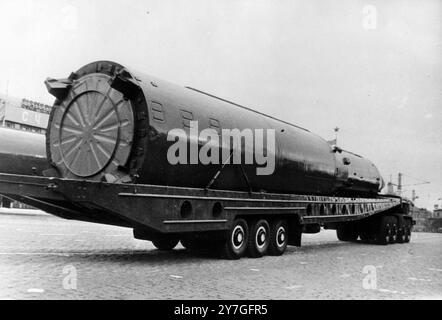 LENKRAKETEN UND RAKETEN NADEL-RAKETEN, DIE BEI EINER MILITÄRPARADE IN MOSKAU TRANSPORTIERT WURDEN; 10. NOVEMBER 1964 Stockfoto