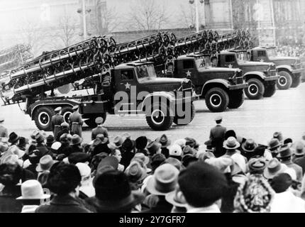 LENKRAKETEN UND RAKETEN NADELNASEN-RAKETEN, DIE BEI EINER MILITÄRPARADE AUF DEM MOSKAUER ROTEN PLATZ ZUM 47. JAHRESTAG DER BOLSCHEWISTISCHEN REVOLUTION ROCKE TRANSPORTIERT WURDEN; 10. NOVEMBER 1964 Stockfoto