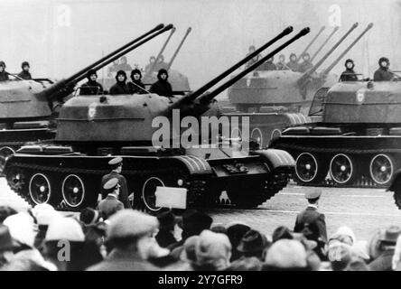 PANZER , LENKRAKETEN UND NADELNASENFÖRMIGE RAKETEN, DIE WÄHREND DER MILITÄRPARADE IN MOSKAU ZUM 47. JAHRESTAG DER BOLSCHEWISTISCHEN REVOLUTION AM 10. NOVEMBER 1964 TRANSPORTIERT WURDEN Stockfoto