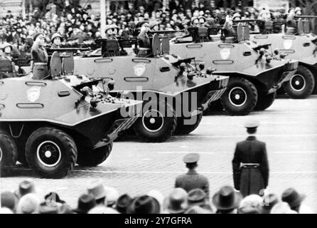 LENKRAKETEN UND NADELNASENFÖRMIGE RAKETEN WURDEN WÄHREND DER MILITÄRPARADE IN MOSKAU ZUM 47. JAHRESTAG DER BOLSCHEWISTISCHEN REVOLUTION AM 10. NOVEMBER 1964 TRANSPORTIERT Stockfoto