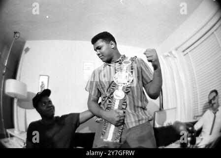 US-AMERIKANISCHER BOXMEISTER CASSIUS MARCELIUS CLAY MUHAMMAD ALI MIT ERHOBENER FAUST / ; 10. NOVEMBER 1964 Stockfoto