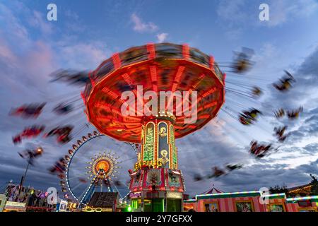 Kettenkarussell Kettenkarussell beim Oktoberfest 2024 in der Abenddämmerung, München, Bayern, Deutschland Swing Ride auf dem Oktoberfest 2024 in der Abenddämmerung, Muni Stockfoto