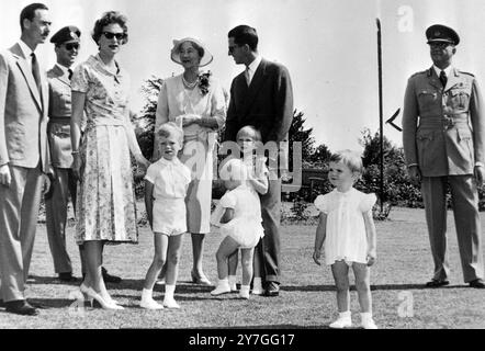 GROSSHERZOGIN CHARLOTE MIT KRONPRINZ JEAN UND JOSEPHINE CHARLOTTE IN LUXEMBURG / ; 9. NOVEMBER 1964 Stockfoto