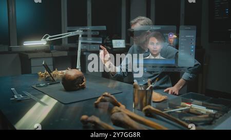 Fortgeschrittenes archäologisches Labor: Archäologe in VR-Headset führt historische Forschung in Augmented Reality mit fossilem Schädel durch. 3D-Grafiken der holografischen Anzeige mit KI-Assistent und Webbrowser. VFX Stockfoto