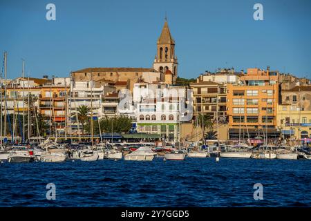 Hafen von Palamós und Kirche Santa Maria del Mar im Hintergrund, Palamós, Girona, Katalonien, Spanien. Stockfoto