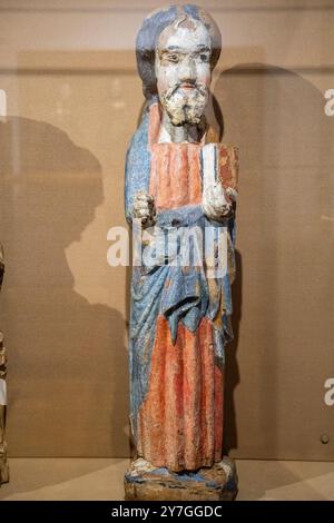 apostel, polychrome Schnitzerei, 12. Jahrhundert, Girona Kunstmuseum, Girona, Katalonien, Spanien. Stockfoto