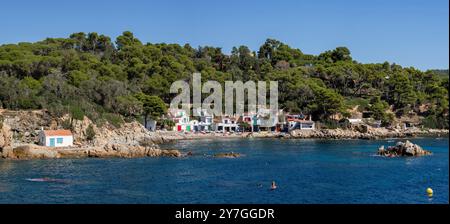 Typische Fischerhäuser, Cala S'Alguer, Palamós, Girona, Katalonien, Spanien. Stockfoto