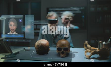 Fortgeschrittenes archäologisches Labor: Archäologe in VR-Headset führt wissenschaftliche Forschung in Augmented Reality mit fossilem Schädel durch. 3D-Rendering der virtuellen Anzeige mit KI-Assistent und Webbrowserdaten. VFX Stockfoto