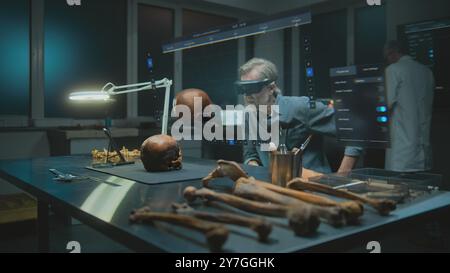 Fortgeschrittenes archäologisches Labor: Archäologe in VR-Headset führt historische Forschung in Augmented Reality mit fossilem Schädel durch. 3D-Grafiken der holografischen Anzeige mit KI-Assistent und Webbrowser. VFX Stockfoto