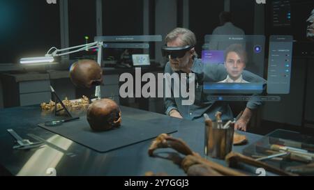 Fortgeschrittenes archäologisches Labor: Archäologe in VR-Headset führt historische Forschung in Augmented Reality mit fossilem Schädel durch. 3D-Grafiken der holografischen Anzeige mit KI-Assistent und Webbrowser. VFX Stockfoto