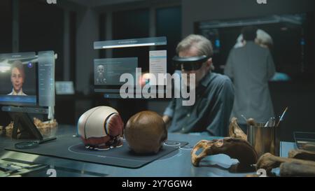 Fortgeschrittenes archäologisches Labor: Archäologe in VR-Headset führt wissenschaftliche Forschung in Augmented Reality mit fossilem Schädel durch. 3D-Rendering der virtuellen Anzeige mit KI-Assistent und Webbrowserdaten. VFX Stockfoto