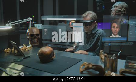 Fortgeschrittenes archäologisches Labor: Archäologe in VR-Headset führt historische Forschung in Augmented Reality mit fossilem Schädel durch. 3D-Grafiken der holografischen Anzeige mit KI-Assistent und Webbrowser. VFX Stockfoto