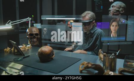 Fortgeschrittenes archäologisches Labor: Archäologe in VR-Headset führt historische Forschung in Augmented Reality mit fossilem Schädel durch. 3D-Grafiken der virtuellen Anzeige mit KI-Assistent und Webbrowser. VFX Stockfoto
