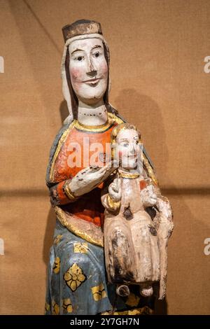 Jungfrau Maria des 13. Jahrhunderts, polychrome Holzschnitzerei, katalanische Pyrenäen, Girona Kunstmuseum, Girona, Katalonien, Spanien. Stockfoto