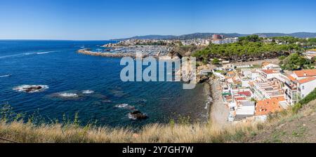 Häuser und Strand von Cala Margarida, Camino de Ronda, Costa Brava, Palamós, Girona, Katalonien, Spanien. Stockfoto