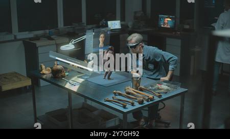 Fortgeschrittenes archäologisches Labor: Archäologe in VR-Headset untersucht die menschliche Evolution im KI-Simulator und führt Forschung mit Augmented Reality durch. 3D-Rendering der virtuellen Anzeige mit AI-Assistent. VFX Stockfoto