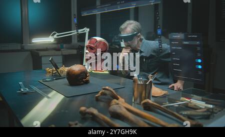 Fortgeschrittenes archäologisches Labor: Archäologe in VR-Headset untersucht alte menschliche Anatomie in Augmented Reality mit fossilem Schädel. 3D-Animation der virtuellen Anzeige mit Benutzeroberfläche der Scansoftware. Stockfoto