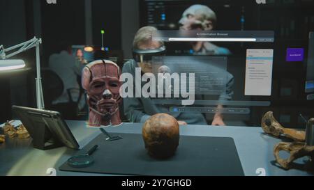 Fortgeschrittenes archäologisches Labor: Archäologe in VR-Headset führt historische Forschung in Augmented Reality mit fossilem Schädel durch. 3D-Grafiken der virtuellen Anzeige mit KI-Assistent und Webbrowser. VFX Stockfoto