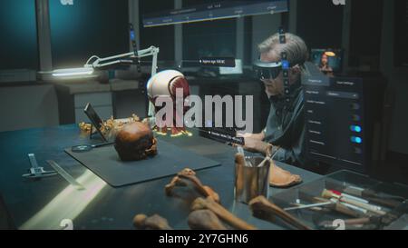 Fortgeschrittenes archäologisches Labor: Archäologe in VR-Headset untersucht alte menschliche Anatomie in Augmented Reality mit fossilem Schädel. 3D-Rendering der virtuellen Anzeige mit Benutzeroberfläche der Scansoftware. Stockfoto