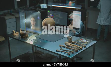 Fortgeschrittenes archäologisches Labor: Archäologe im VR-Headset untersucht fossilen Schädel und antike menschliche Anatomie mit Augmented Reality. 3D-Grafiken der virtuellen Anzeige mit KI-Assistent und Webbrowser. VFX Stockfoto