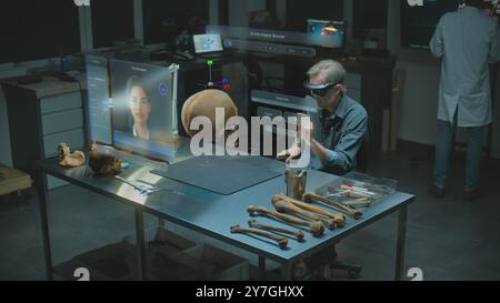 Fortgeschrittenes archäologisches Labor: Archäologe im VR-Headset untersucht fossilen Schädel und antike menschliche Anatomie mit Augmented Reality. 3D-Grafiken der virtuellen Anzeige mit KI-Assistent und Webbrowser. VFX Stockfoto