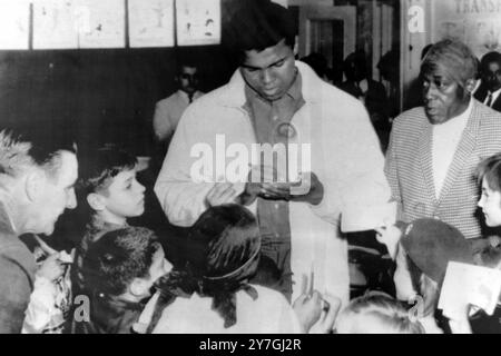 US-AMERIKANISCHER BOXMEISTER CASSIUS MARCELIUS CLAY MUHAMMAD ALI BESUCHT KINDER IN BOSTON / ; 31. OKTOBER 1964 Stockfoto