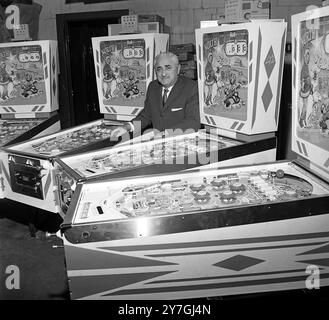 30. OKTOBER 1964 David Gottlieb, einer der ersten Hersteller von Flippermaschinen, wird in seinem Werk in Chicago in der North Kostner Street, Chicago, Illinois, USA, abgebildet. Stockfoto