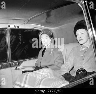 KÖNIGIN ELISABETH II. AM BAHNHOF EUSTON IN LONDON; 30. OKTOBER 1964 Stockfoto