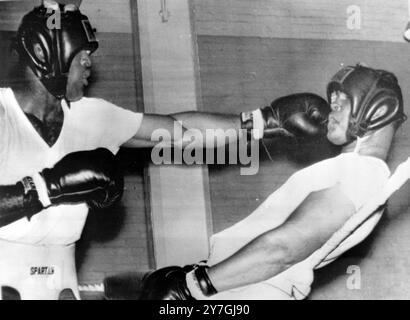 US-AMERIKANISCHER BOXMEISTER CASSIUS MARCELIUS CLAY MUHAMMAD ALI UND VALENTINO RUDOLPH SPARRING IN BOSTON / ; 29. OKTOBER 1964 Stockfoto