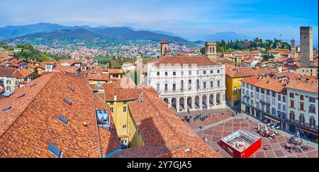 Top-Panorama von Bergamo Alta mit Rocca di Bergamo Festung, Dächern der Oberstadt, hohem Stein Torre del Gombito, Piazza Vecchia mit weißer Fassade von Pa Stockfoto