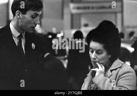 AUTOMOBILAUSSTELLUNG AM EARLS COURT IN LONDON; 28. OKTOBER 1964 Stockfoto