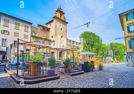 Das Essen im Freien auf der Piazza Lorenzo Mascheroni vor dem mittelalterlichen Campanella-Turm (Zitadelle Turm), Bergamo, Italien Stockfoto