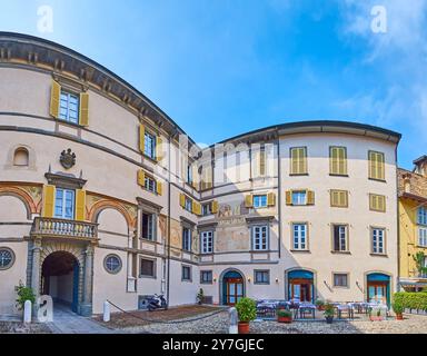 Erhaltene Freskenspuren an der Fassade des mittelalterlichen Palazzo Roncalli auf der Piazza Lorenzo Mascheroni, Bergamo, Italien Stockfoto