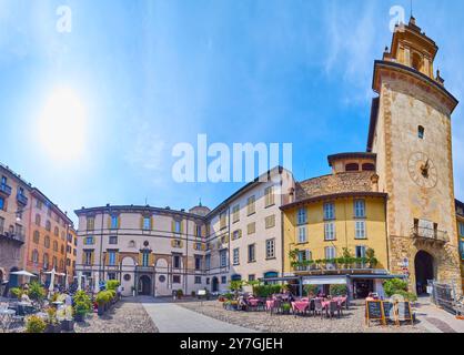 Panorama der mittelalterlichen Piazza Lorenzo Mascheroni mit Torre della Campanella-Turm der Zitadelle Visconti, historischen Stadthäusern, Cafés, Bergamo, Italien Stockfoto