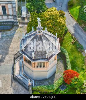 Der Blick von oben auf das kleine Baptisterium, umgeben von einem Topiargarten und auf der Piazza Duomo, Bergamo, Italien Stockfoto