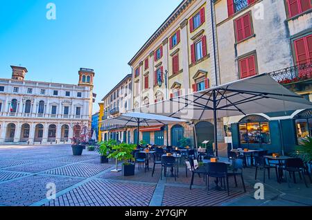 Das gemütliche Essen im Freien auf der Piazza Vecchia vor den historischen Stadthäusern und dem Palazzo Nuovo, Bergamo, Italien Stockfoto