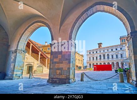 Palazzo Nuovo und Piazza Vecchia durch die Arkade des Palazzo della Ragione, Bergamo, Italien Stockfoto