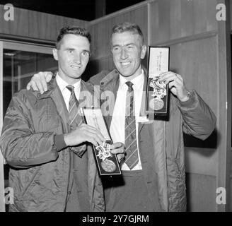 OLYMPISCHE SPIELE ZURÜCK DIE BRITISCHEN MANNSCHAFTSSEGLER MORGAN UND MUSTO KOMMEN AM FLUGHAFEN LONDON AN; 27. OKTOBER 1964 Stockfoto