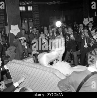 CARROLL BAKER SCHAUSPIELERIN IN LONDON / ; 23. OKTOBER 1964 Stockfoto