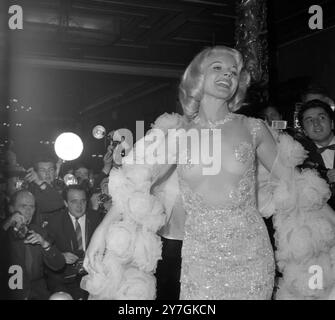 CARROLL BAKER BEI DER PREMIERE DER CARPETBAGGERS IN LONDON / ; 21. OKTOBER 1964 Stockfoto