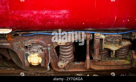 Rusring-Federung an alten Eisenbahnwaggons Stockfoto