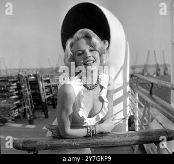 CARROLL BAKER IN SOUTHAMPTON / ; 20. OKTOBER 1964 Stockfoto