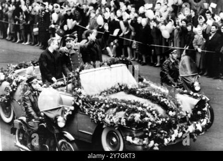 ASTRONAUTENFEIER IN MOSKAU MIT KONSTANTIN FEOKTISTOV, WLADIMIR KOMAROV UND BORIS YEGOROV / ; 19. OKTOBER 1964 Stockfoto