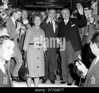 16. OKTOBER 1964 der Vorsitzende der Labour Party, Harold Wilson, winkt den Wohlwollenden, nachdem er zum Premierminister gewählt wurde, aus dem Londoner Verkehrshaus auf dem Weg zu einer Audienz mit Königin Elizabeth II., Mrs. Wilson, ist an der Front zu sehen, und George Brown, der stellvertretende Labour-Chef, zeigt die Daumen hoch. London, England. Stockfoto