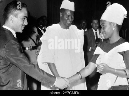 KÖNIG HUSSEIN MIT PRÄSIDENT SEKOU TOURE UND MITGLIED EINER DELEGATION IN AMMAN, JORDANIEN; 15. OKTOBER 1964 Stockfoto