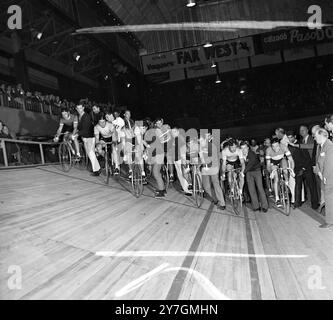 6-TÄGIGES RENNEN IM JAHR IN BUENOS AIRES, ARGENTINIEN; 14. OKTOBER 1964 Stockfoto