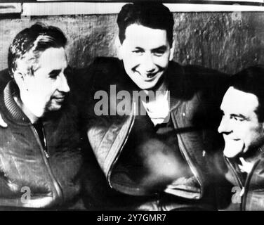 DIE SOWJETISCHEN KOSMONAUTEN DOKTOR BORIS YEGOROV, KONSTANTIN FEOKTISTOV UND WLADIMIR KOMAROV IN MOSKAU / ; 13. OKTOBER 1964 Stockfoto