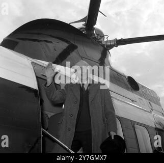 BRITISCHER PREMIERMINISTER LORD ALEC DOUGLAS HEIM IM HELIPORT BATTERSEA / ; 12. OKTOBER 1964 Stockfoto