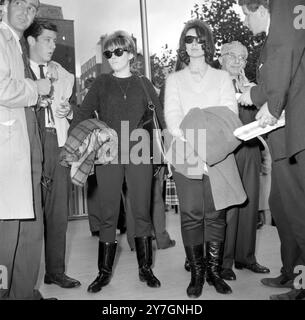 JANICE HOCKINGS BEATLES FAN UND MARTHA SCHENDELL IN LONDON / ; 8. OKTOBER 1964 Stockfoto